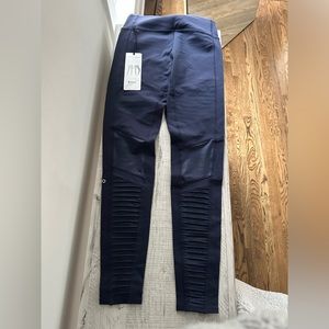 Navy Alo leggings brand new with tags never worn - size small